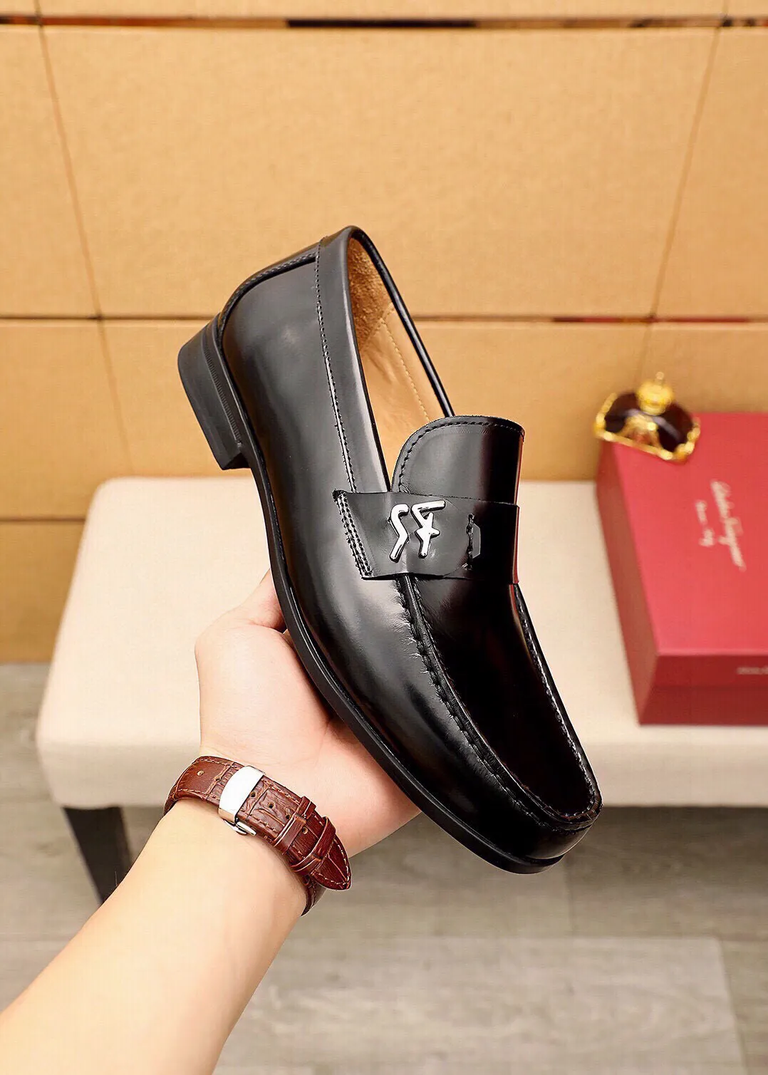 Men's shoes 💰480 💐 Product trademark: Ferragamo "Ferragamo" casual leather shoes Regular size: 38-44 (45🉑️customized) Product materials: Selected imported first-layer open-edge beaded cowhide leather upper + luxury hardware buckle, imported water-dyed cowhide leather lining. Strong three-dimensional visual effect, original outsole color: 4⃣️seed leather materials available